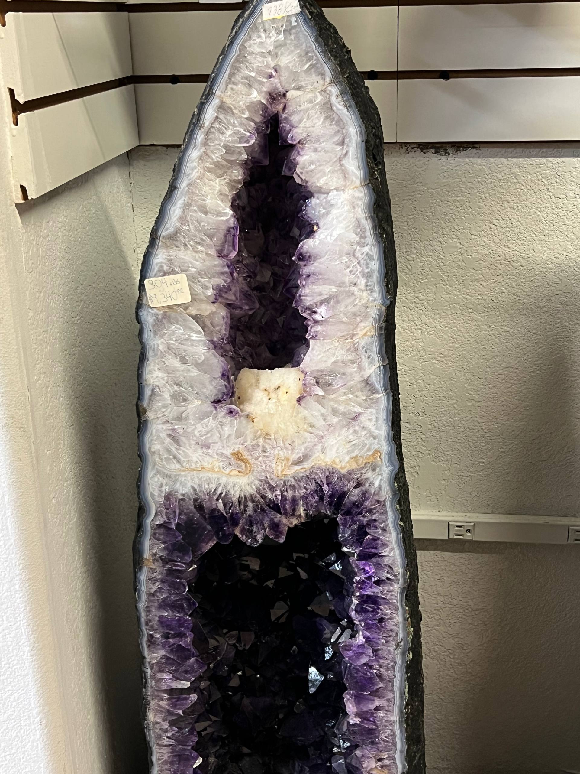 Amethyst tower Geode dark amethyst – view 3