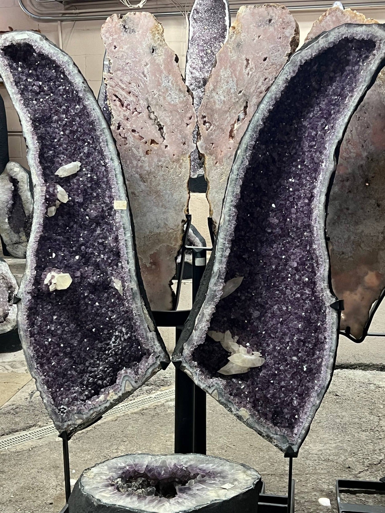 Amethyst best quality wings on stand with calcite – view 5