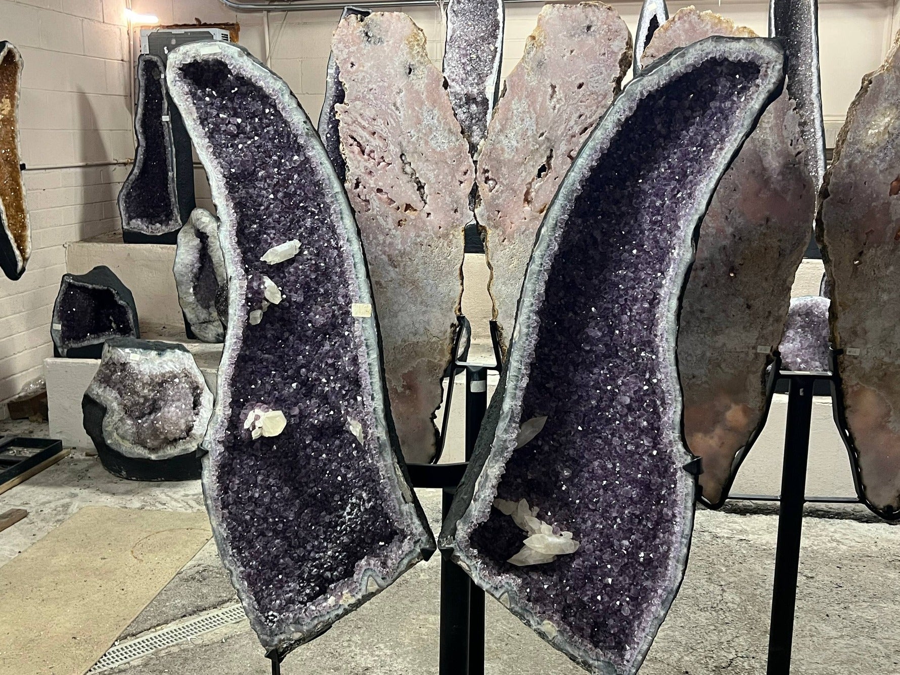 Amethyst best quality wings on stand with calcite – view 2