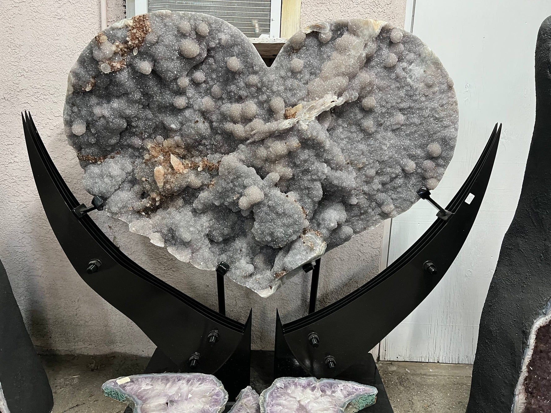 Amethyst heart geode – view 2