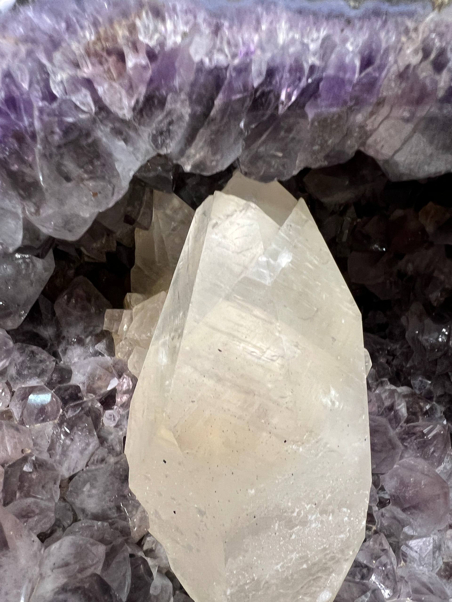 Amethyst geode with large calcite – view 5