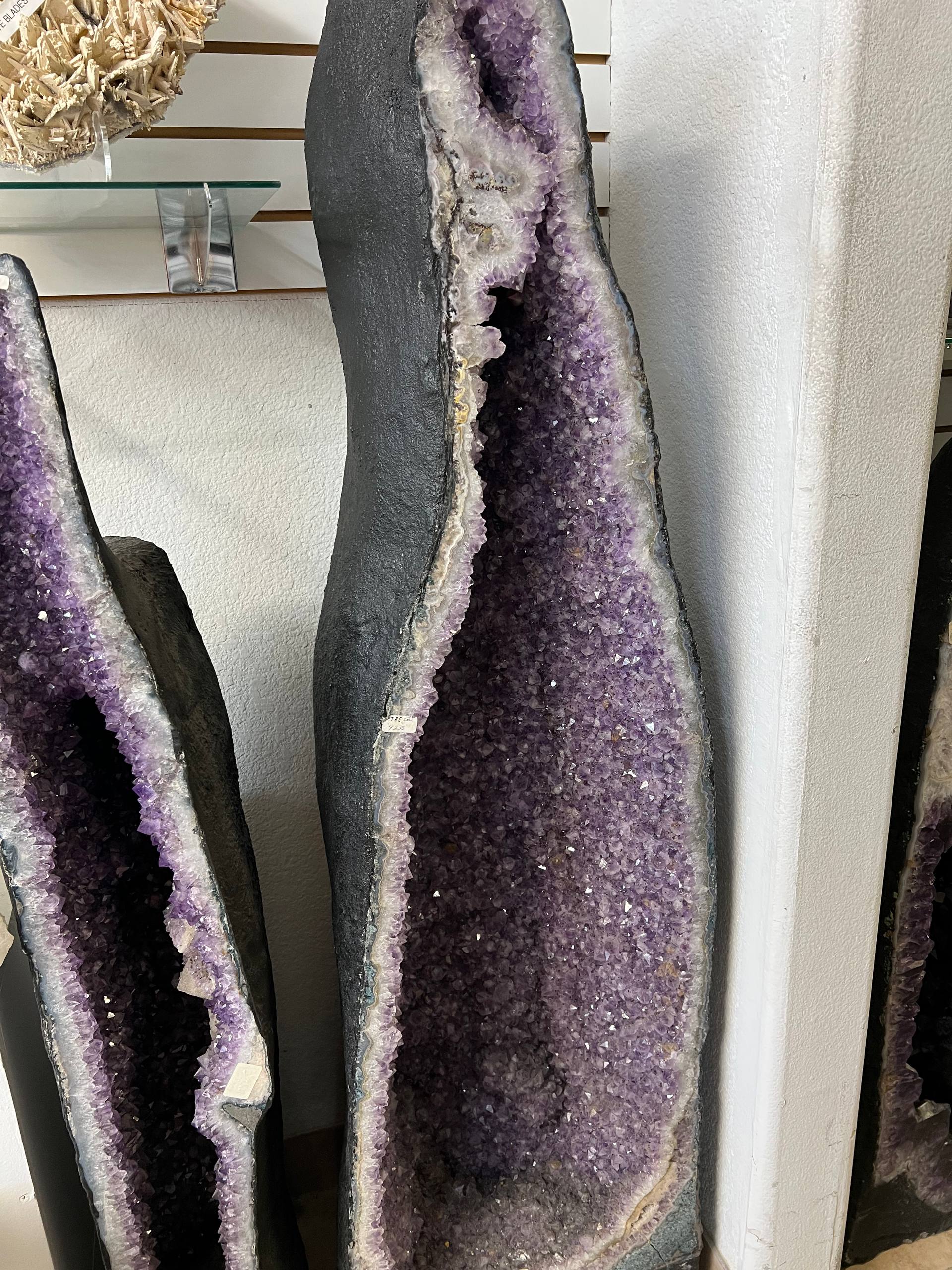 Amethyst tower Geode dark amethyst – view 1