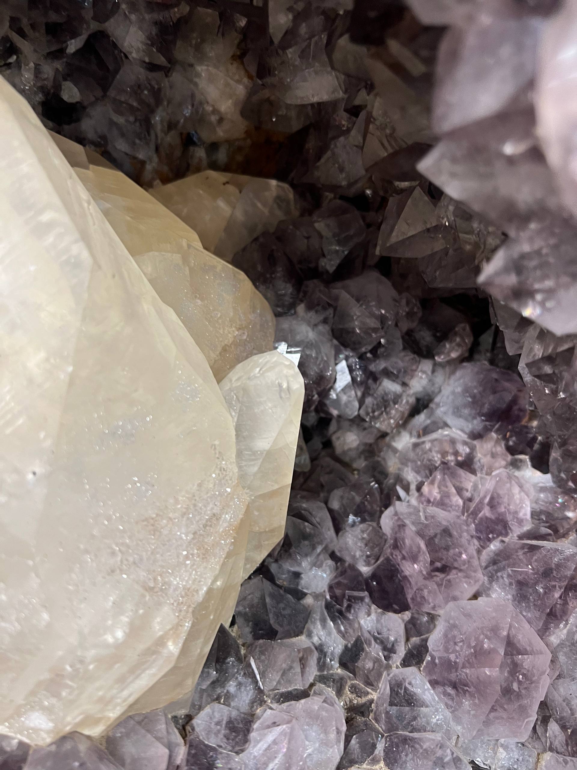 Amethyst geode with large calcite – view 4