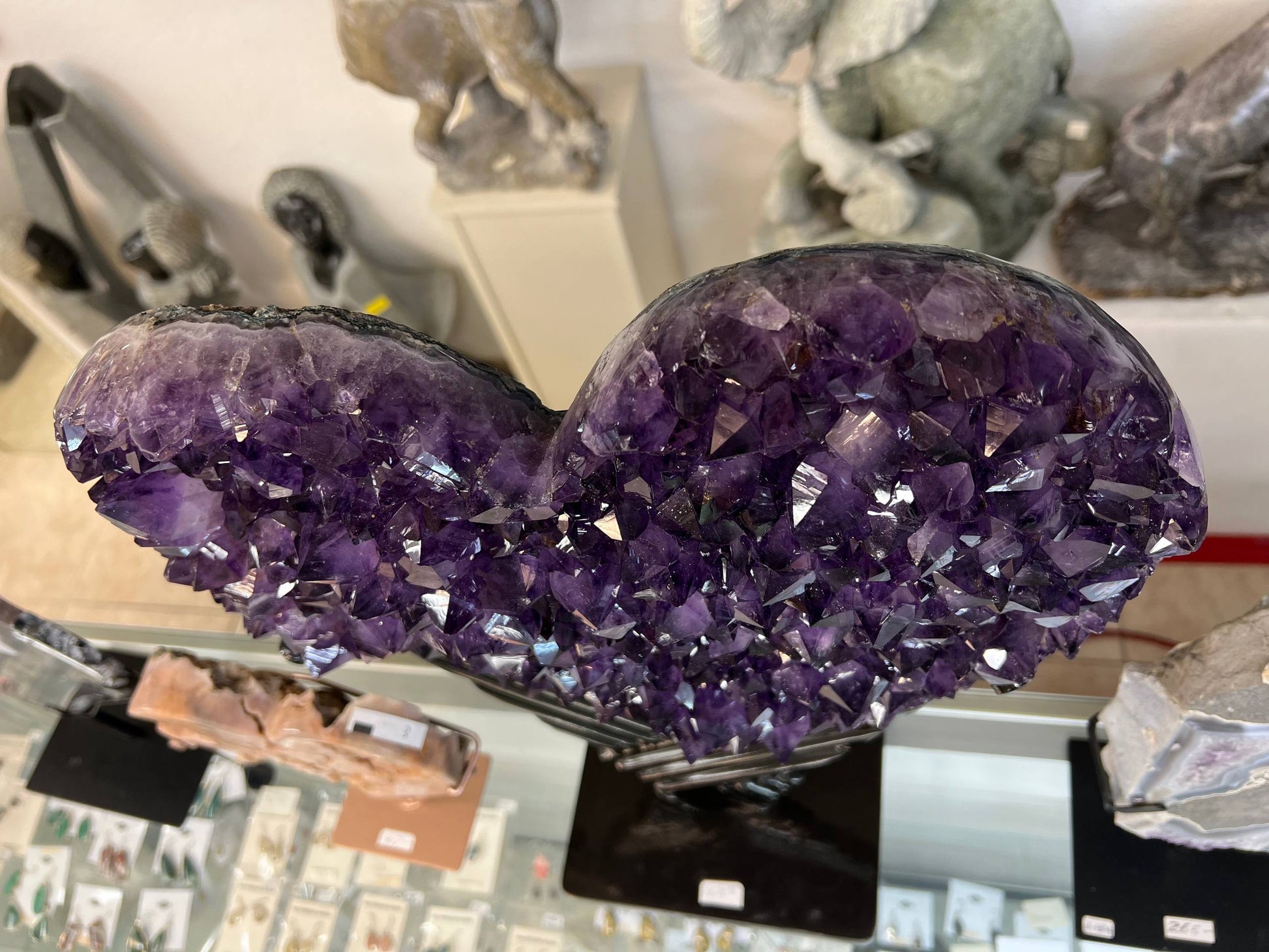Amethyst hearts on stands – view 4