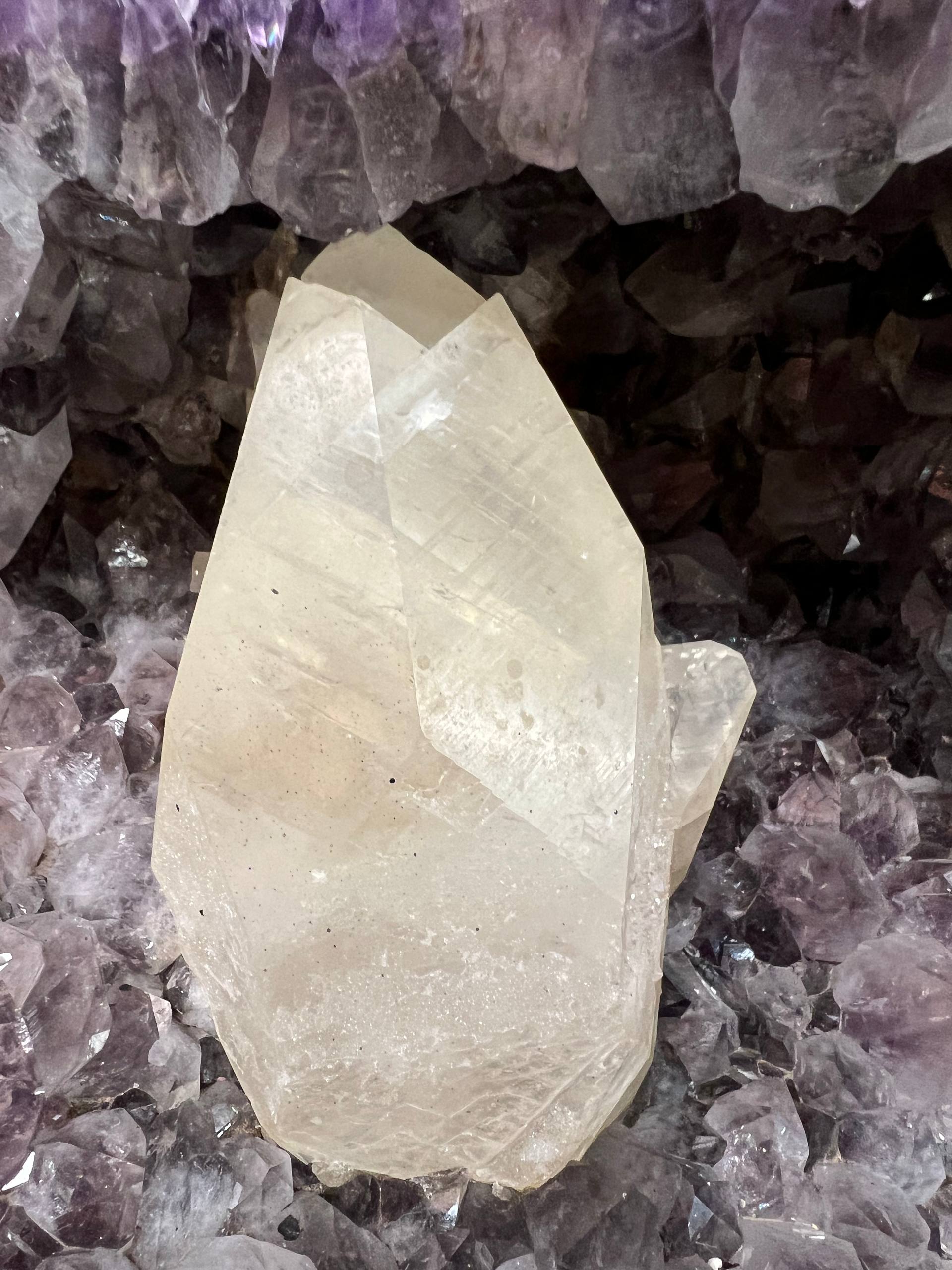 Amethyst geode with large calcite – view 6