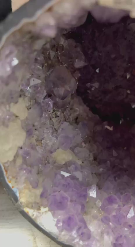 Load video: Amethyst Geode – video
