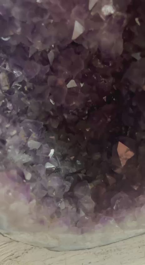 Load video: Amethyst Geode – video