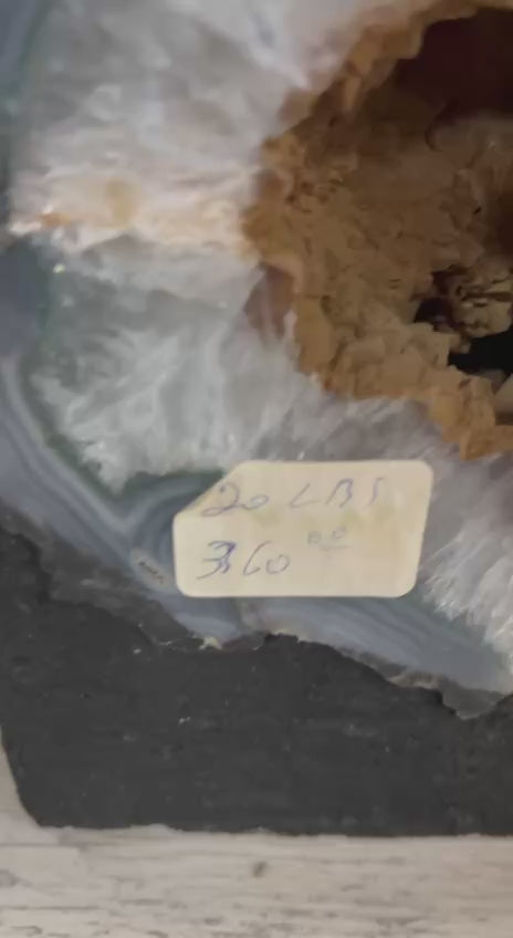 Load video: Agate Geode – video
