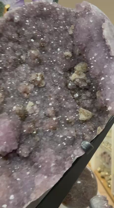 Load video: Amethyst hearts on stands